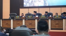 Ketua DPRD Kota Ternate, Rusdi A.IM, saat memimpin rapat paripurna pemandangan umum LPP APBD 2024 || Foto : Edo Huka 