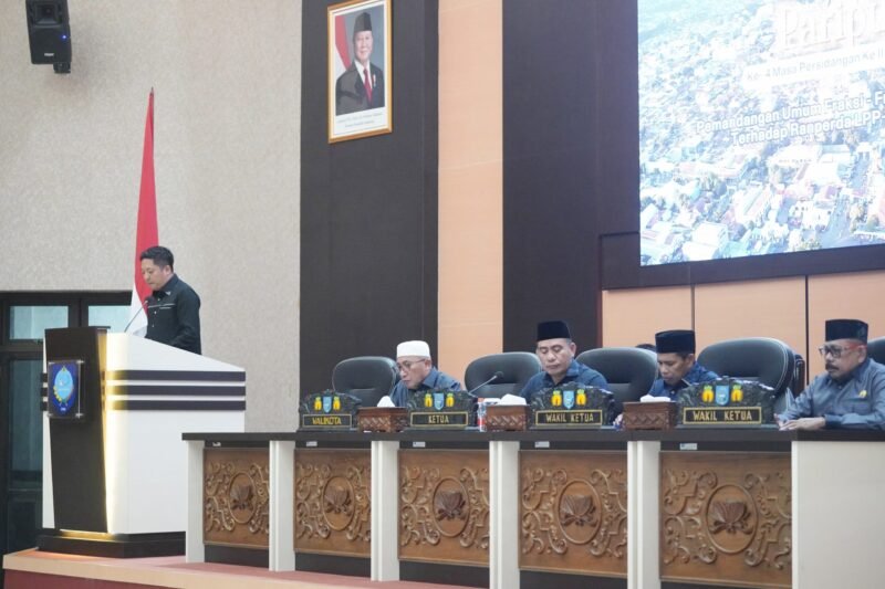 Juru bicara Fraksi NasDem, M. Ghifari Bopeng, saat menyampaikan pandangan umum dalam paripurna LPP APBD 2024 || Foto : edo huka_kasedata