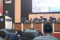Wali Kota Ternate, Dr. H. M. Tauhid Soleman, saat memberikan tanggapan resmi atas pandangan umum tujuh fraksi DPRD Kota Ternate dalam Rapat Paripurna ke-4 masa persidangan III || Foto : edo huka_kasedata