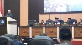 Wali Kota Ternate, Dr. H. M. Tauhid Soleman, saat memberikan tanggapan resmi atas pandangan umum tujuh fraksi DPRD Kota Ternate dalam Rapat Paripurna ke-4 masa persidangan III || Foto : edo huka_kasedata
