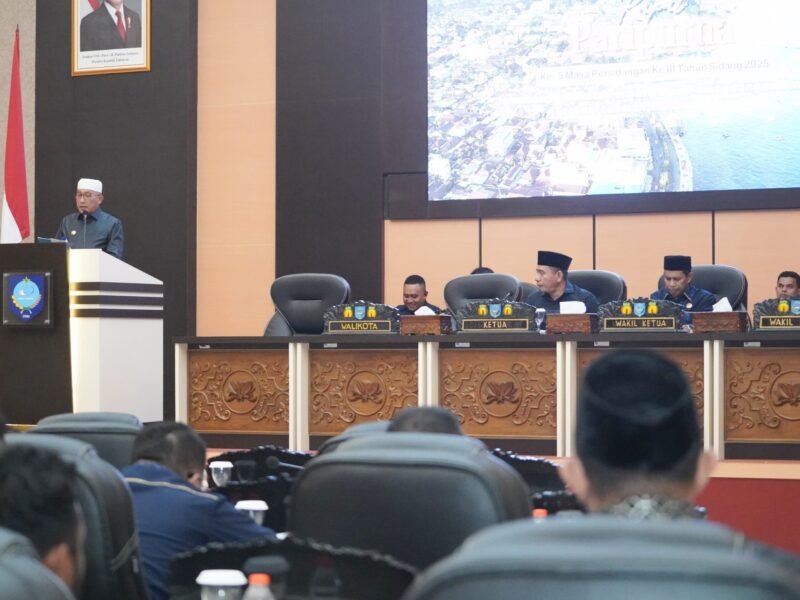 Wali Kota Ternate, Dr. H. M. Tauhid Soleman, saat memberikan tanggapan resmi atas pandangan umum tujuh fraksi DPRD Kota Ternate dalam Rapat Paripurna ke-4 masa persidangan III || Foto : edo huka_kasedata
