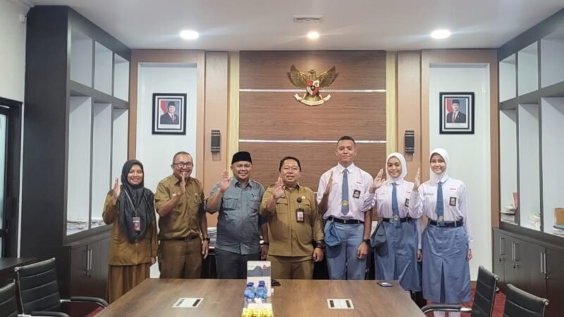 Foto bersama tiga peserta calon Paskibraka Kota Ternate untuk mengekuti seleksi tingkat nasional di jakarta || dok : kasedata
