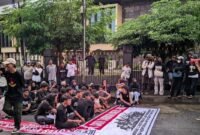 Masa aksi mengatasnamakan Front Perjuangan Untuk Demokrasi (FPUD) saat menyambangi Polda Maluku Utara.