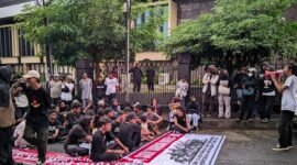 Masa aksi mengatasnamakan Front Perjuangan Untuk Demokrasi (FPUD) saat menyambangi Polda Maluku Utara.