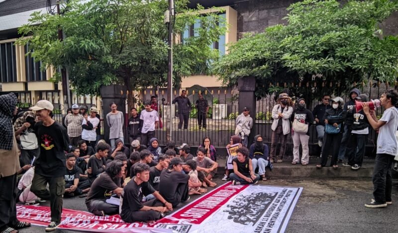 Masa aksi mengatasnamakan Front Perjuangan Untuk Demokrasi (FPUD) saat menyambangi Polda Maluku Utara.