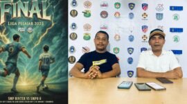 Flayer final liga pelajar/Sekretaris Askot PSSI Ternate Kobe Rusdi dan Ketua Panitia Irwan Muhammad || Foto : kasedata
