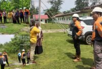 Manajemen PT Smart Marsindo saat melakukan peninjauan ke lokasi pembangunan gedung SMA Negeri 3 Halteng || Foto : istimewa