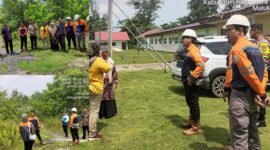 Manajemen PT Smart Marsindo saat melakukan peninjauan ke lokasi pembangunan gedung SMA Negeri 3 Halteng || Foto : istimewa