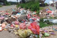 Sampah yang berserakan di beberapa titik Kota Sanana || Foto : karno_kasedata 