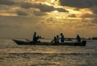 Peserta Obi Fishing Tournament 2025 memancing ikan di perairan sekitar operasional Harita Nickel di Desa Kawasi, dari muara sungai Akelamo hingga sekitaran pulau Mala-Mala. (Harita Nickel)