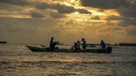 Peserta Obi Fishing Tournament 2025 memancing ikan di perairan sekitar operasional Harita Nickel di Desa Kawasi, dari muara sungai Akelamo hingga sekitaran pulau Mala-Mala. (Harita Nickel)