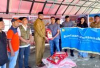 Harita Nickel menyerahkan bantuan untuk para warga terdampak banjir. Bantuan secara simbolis diserahkan secara langsung kepada Bupati Hasan Ali Bassam Kasuba di Posko Peduli Banjir BPBD Halmahera Selatan di Labuha. (Dok. Harita Nickel)