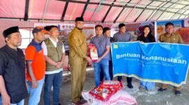 Harita Nickel menyerahkan bantuan untuk para warga terdampak banjir. Bantuan secara simbolis diserahkan secara langsung kepada Bupati Hasan Ali Bassam Kasuba di Posko Peduli Banjir BPBD Halmahera Selatan di Labuha. (Dok. Harita Nickel)