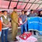 Harita Nickel menyerahkan bantuan untuk para warga terdampak banjir. Bantuan secara simbolis diserahkan secara langsung kepada Bupati Hasan Ali Bassam Kasuba di Posko Peduli Banjir BPBD Halmahera Selatan di Labuha. (Dok. Harita Nickel)