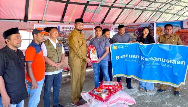 Harita Nickel menyerahkan bantuan untuk para warga terdampak banjir. Bantuan secara simbolis diserahkan secara langsung kepada Bupati Hasan Ali Bassam Kasuba di Posko Peduli Banjir BPBD Halmahera Selatan di Labuha. (Dok. Harita Nickel)