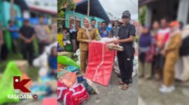 Penyerahan bantuan logistik kepada korban banjir di Desa Sekom || Foto : karno_kasedata
