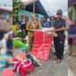 Penyerahan bantuan logistik kepada korban banjir di Desa Sekom || Foto : karno_kasedata
