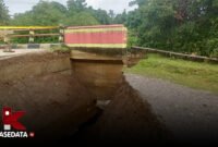 Jembatan di desa kabau darat menuju desa kabau pantai yang mengalami longsor  || Foto : karno_kasedata