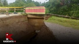 Jembatan di desa kabau darat menuju desa kabau pantai yang mengalami longsor  || Foto : karno_kasedata