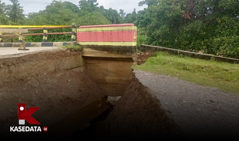 Jembatan di desa kabau darat menuju desa kabau pantai yang mengalami longsor  || Foto : karno_kasedata