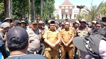 Karo Pemerintahan, Ali Fataruba menerima hering terbuka dengan masa aksi mengatasnamakan Majelis Rakyat Sofifi (Markas). Kehadiran masa membawa spanduk dengan tema, Sofifi Harga Mati, Selasa (22/7/2025). || Doc : IL_kasedata.id