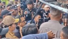 Gubernur Maluku Utara, Sherly Tjoanda mendampingi Ketua Komisi II DPR RI Rifqinizamy Karsayuda, menemui masa aksi yang menuntut DOB Sofifi. || foto : kasedata.id/IL