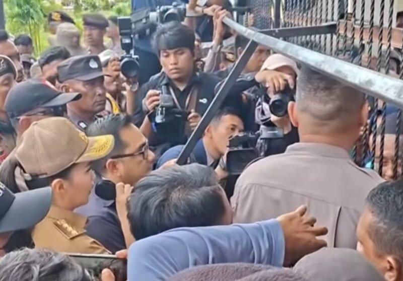 Gubernur Maluku Utara, Sherly Tjoanda mendampingi Ketua Komisi II DPR RI Rifqinizamy Karsayuda, menemui masa aksi yang menuntut DOB Sofifi. || foto : kasedata.id/IL