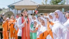 Gubernur Maluku Utara, Sherly Tjoanda beri pesan inspiratif kepada siswa dalam kunjungan kerjanya yang terakhir di Kabupaten Halmahera Tengah. || Foto : Biro Adpim