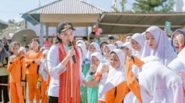 Gubernur Maluku Utara, Sherly Tjoanda beri pesan inspiratif kepada siswa dalam kunjungan kerjanya yang terakhir di Kabupaten Halmahera Tengah. || Foto : Biro Adpim