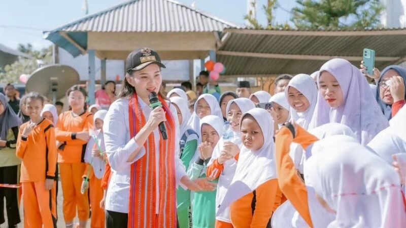 Gubernur Maluku Utara, Sherly Tjoanda beri pesan inspiratif kepada siswa dalam kunjungan kerjanya yang terakhir di Kabupaten Halmahera Tengah. || Foto : Biro Adpim