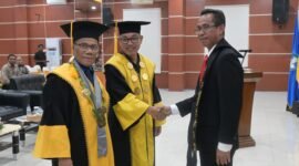 Nirwan M.T.Ali saat berjabat tangan dengan Rektor Unkhair, Dr. Ridha Ajam || Foto : aby_kasedata
