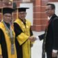 Nirwan M.T.Ali saat berjabat tangan dengan Rektor Unkhair, Dr. Ridha Ajam || Foto : aby_kasedata