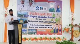Bupati Halsel, Hasan Ali Bassam Kasuba, memberikan sambutan sekaligus meresmikan SMP Negeri Unggulan Saruma. || Doc : Ridal Lahani.