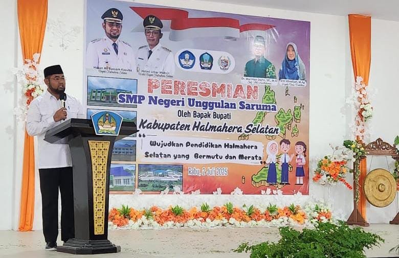 Bupati Halsel, Hasan Ali Bassam Kasuba, memberikan sambutan sekaligus meresmikan SMP Negeri Unggulan Saruma. || Doc : Ridal Lahani.