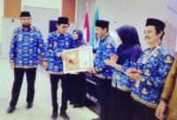 Bupati dan Wakil Bupati Halmahera Selatan, menyerahkan penghargaan penyelenggaraan pelayanan publik oleh Ombudsman RI perwakilan Maluku Utara. Sebanyak tujuh unit layanan publik di lingkungan Pemkab Halsel yang mendapatkan penghargaan. || Doc : istimewa