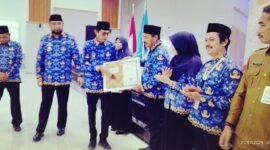 Bupati dan Wakil Bupati Halmahera Selatan, menyerahkan penghargaan penyelenggaraan pelayanan publik oleh Ombudsman RI perwakilan Maluku Utara. Sebanyak tujuh unit layanan publik di lingkungan Pemkab Halsel yang mendapatkan penghargaan. || Doc : istimewa