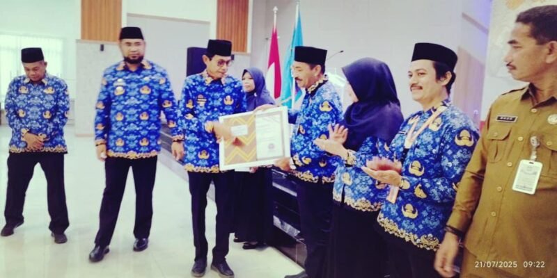 Bupati dan Wakil Bupati Halmahera Selatan, menyerahkan penghargaan penyelenggaraan pelayanan publik oleh Ombudsman RI perwakilan Maluku Utara. Sebanyak tujuh unit layanan publik di lingkungan Pemkab Halsel yang mendapatkan penghargaan. || Doc : istimewa