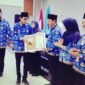 Bupati dan Wakil Bupati Halmahera Selatan, menyerahkan penghargaan penyelenggaraan pelayanan publik oleh Ombudsman RI perwakilan Maluku Utara. Sebanyak tujuh unit layanan publik di lingkungan Pemkab Halsel yang mendapatkan penghargaan. || Doc : istimewa