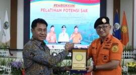 Bupati Halmahera Timur, Ubaid Yakub menerima cendramata dari Kepala Kantor Pencarian dan Pertolongan (Basarnas) Kelas B Ternate, Iwan Ramdani. || Foto : Humas SAR