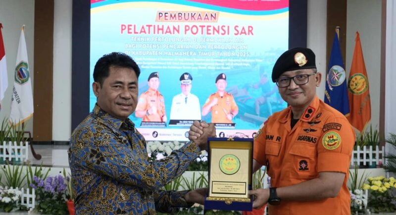 Bupati Halmahera Timur, Ubaid Yakub menerima cendramata dari Kepala Kantor Pencarian dan Pertolongan (Basarnas) Kelas B Ternate, Iwan Ramdani. || Foto : Humas SAR