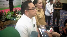 Ketua komisi II DPR RI Rifqinizamy Karsayuda saat diwawancarai || Foto : sukarsi_kasedata