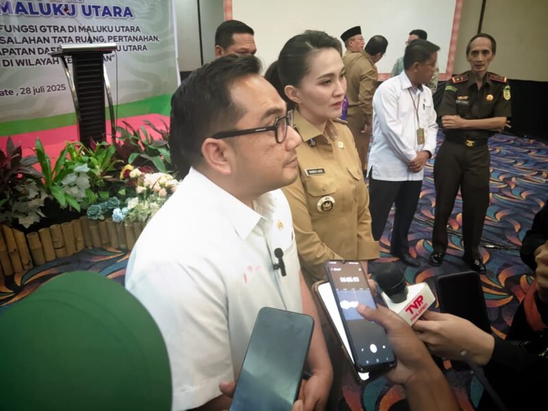 Ketua komisi II DPR RI Rifqinizamy Karsayuda saat diwawancarai || Foto : sukarsi_kasedata
