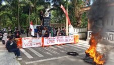 Ikatan Pelajar Mahasiswa Busua (IPMB) saat menggelar aksi demonstrasi di depan Kantor Bupati Halsel, Senin (28/7/2025). Sejumlah spanduk yang bertuliskan : Bangun Desa No, VCS Yes, Inspektorat dan DPMD tidak becus, ikut dibentangkan sebagi bentuk protes kepada Bupati Halsel || Foto : Ridal_kasedata
