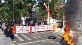 Ikatan Pelajar Mahasiswa Busua (IPMB) saat menggelar aksi demonstrasi di depan Kantor Bupati Halsel, Senin (28/7/2025). Sejumlah spanduk yang bertuliskan : Bangun Desa No, VCS Yes, Inspektorat dan DPMD tidak becus, ikut dibentangkan sebagi bentuk protes kepada Bupati Halsel || Foto : Ridal_kasedata