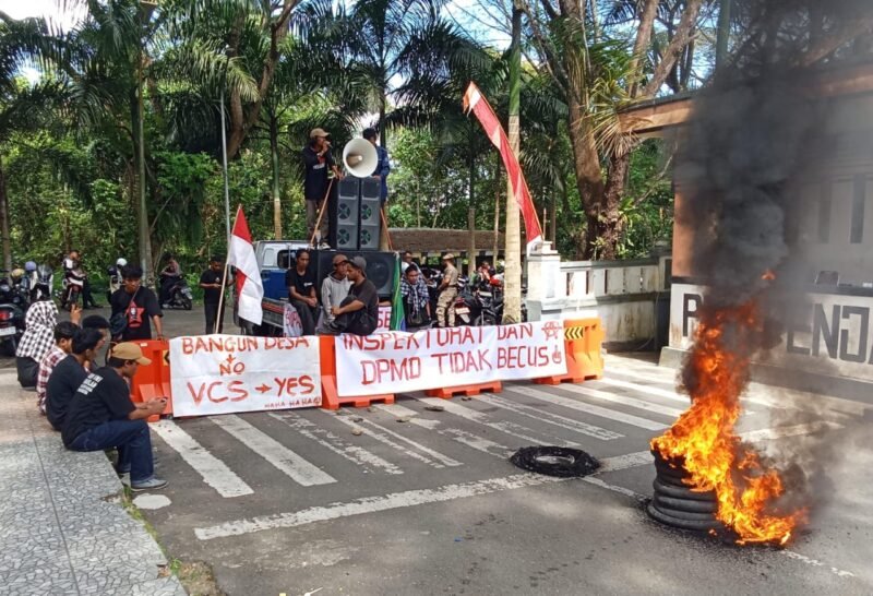 Ikatan Pelajar Mahasiswa Busua (IPMB) saat menggelar aksi demonstrasi di depan Kantor Bupati Halsel, Senin (28/7/2025). Sejumlah spanduk yang bertuliskan : Bangun Desa No, VCS Yes, Inspektorat dan DPMD tidak becus, ikut dibentangkan sebagi bentuk protes kepada Bupati Halsel || Foto : Ridal_kasedata