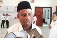 Kepala Dinas Pemuda dan Olahraga (Dispora) Kepulauan Sula, Maulana Usia, saat diwawancarai || Foto : karno_kasedata