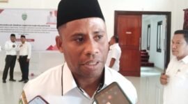 Kepala Dinas Pemuda dan Olahraga (Dispora) Kepulauan Sula, Maulana Usia, saat diwawancarai || Foto : karno_kasedata