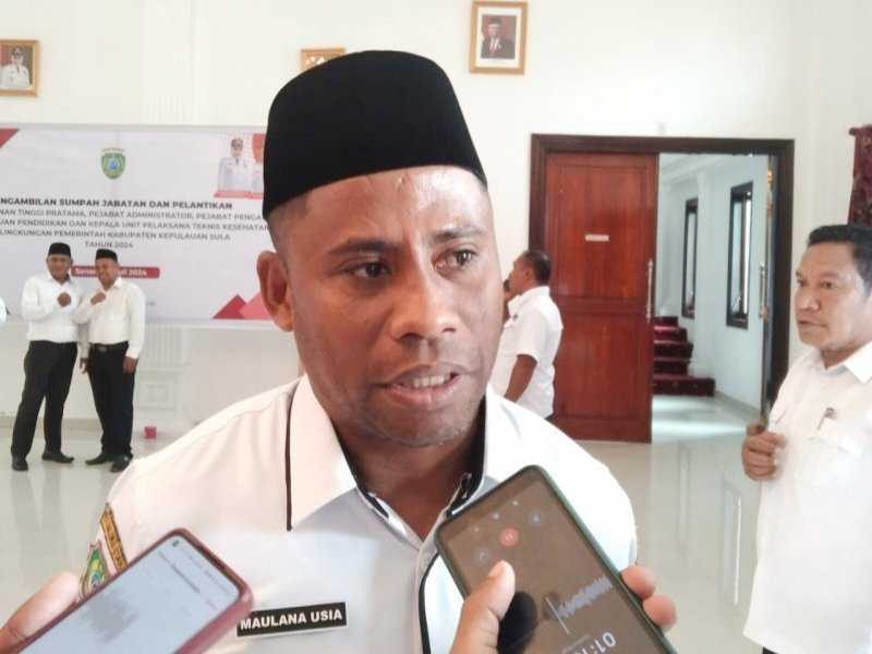 Kepala Dinas Pemuda dan Olahraga (Dispora) Kepulauan Sula, Maulana Usia, saat diwawancarai || Foto : karno_kasedata