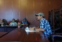 Plt Kepala BKD Maluku Utara, Zulkifli Bian, (kameja motif biru).
