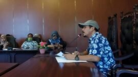 Plt Kepala BKD Maluku Utara, Zulkifli Bian, (kameja motif biru).